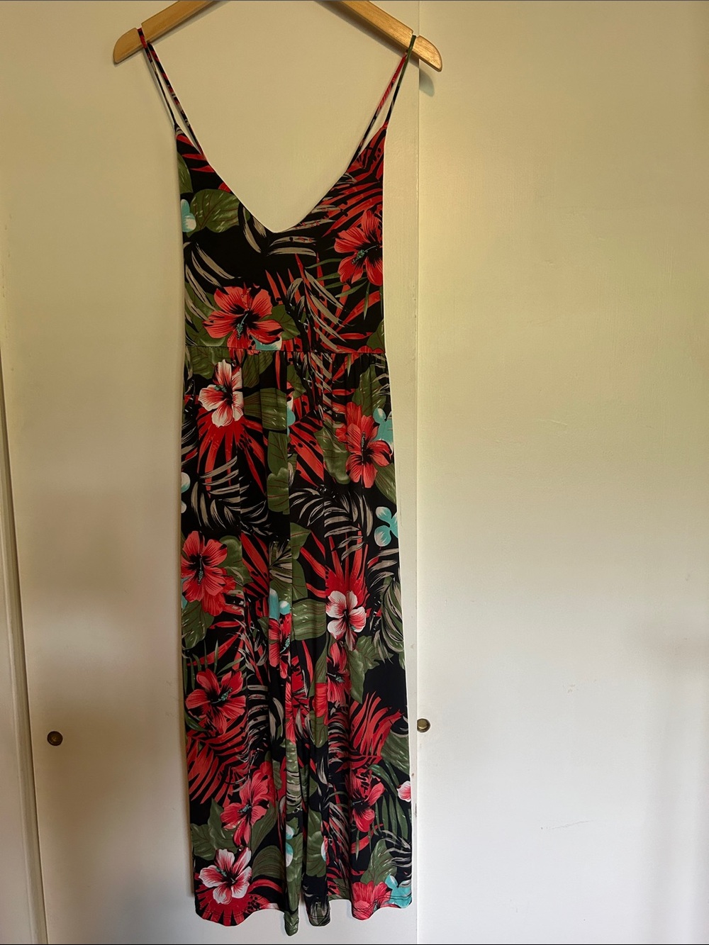 i ivy Black & Red Tropical Floral Cross-
Strap Jumpsuit
